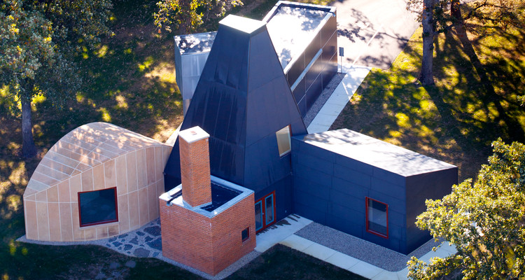 The Frank Gehry-designed Winton Guest House is seen in this aerial view. (Photo by Mike Ekern '02)