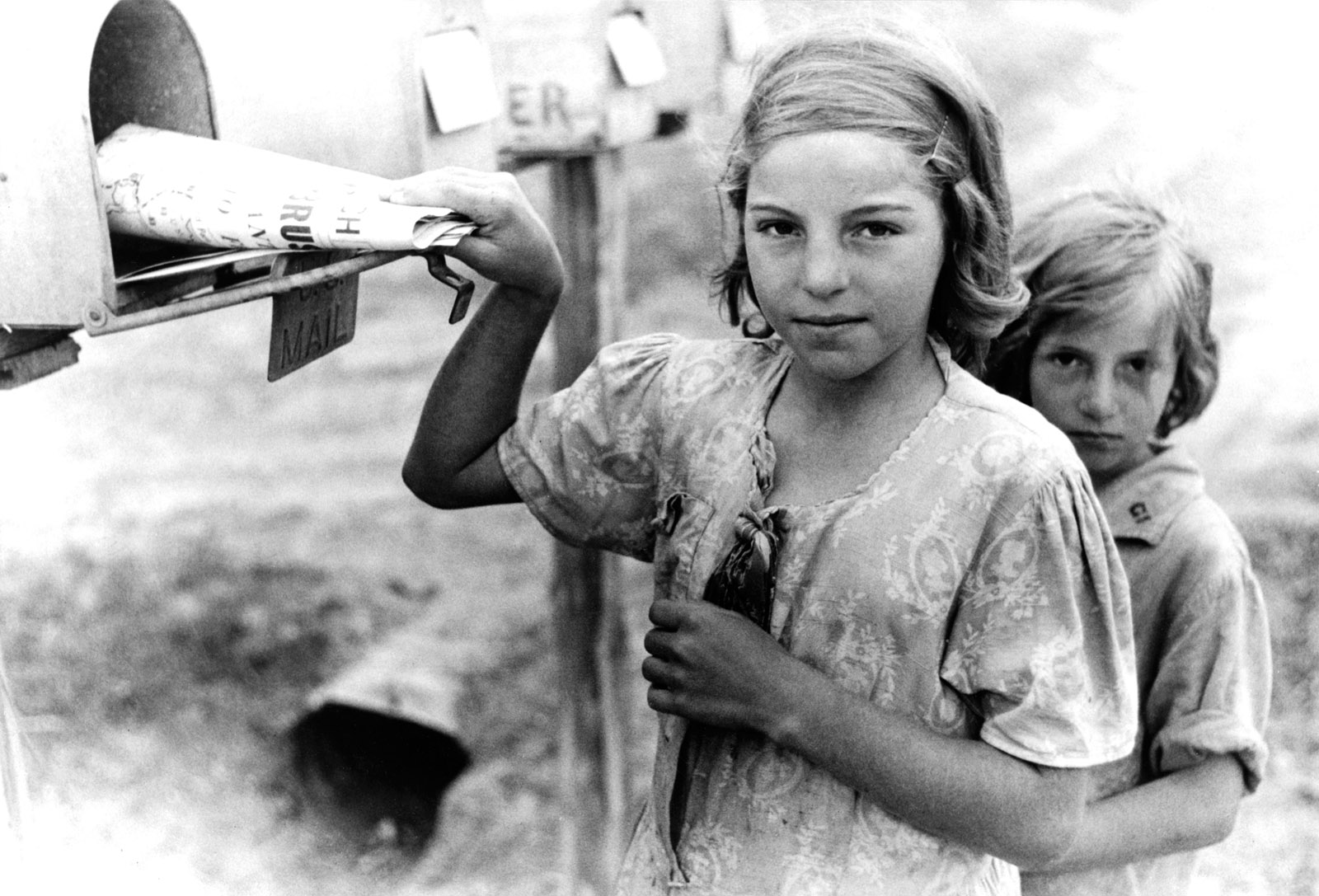 Ozark children getting mail from RFD box, Missouri, May, 1940