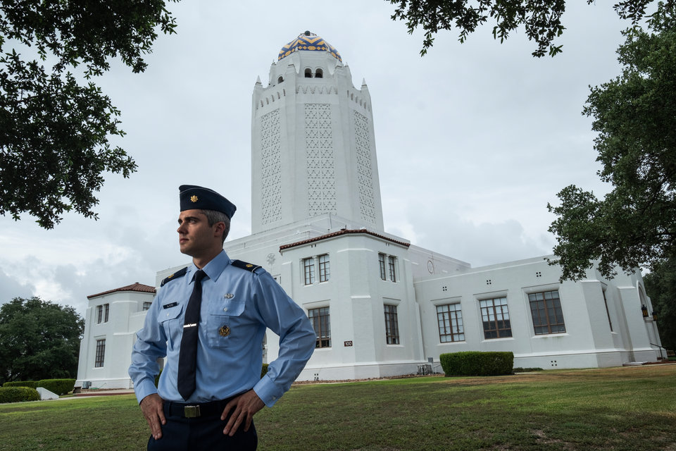 Portrait of newly appointed Judge Advocate General's Corp Tom Alford ('07 JD) in front of the Administration Building at Randolph Air Force Base in San Antonio on August 11, 2018.