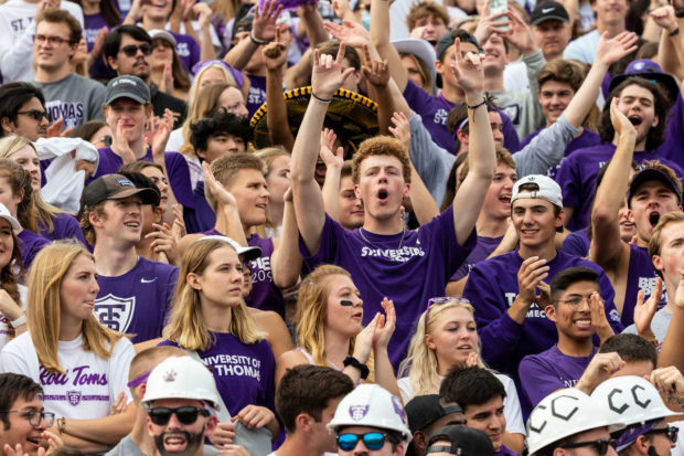 Tommie fans cheering