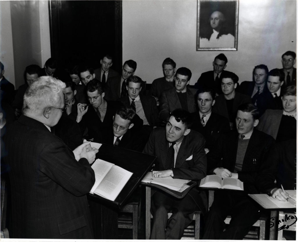 Theodor Brauer teaching an economics class.