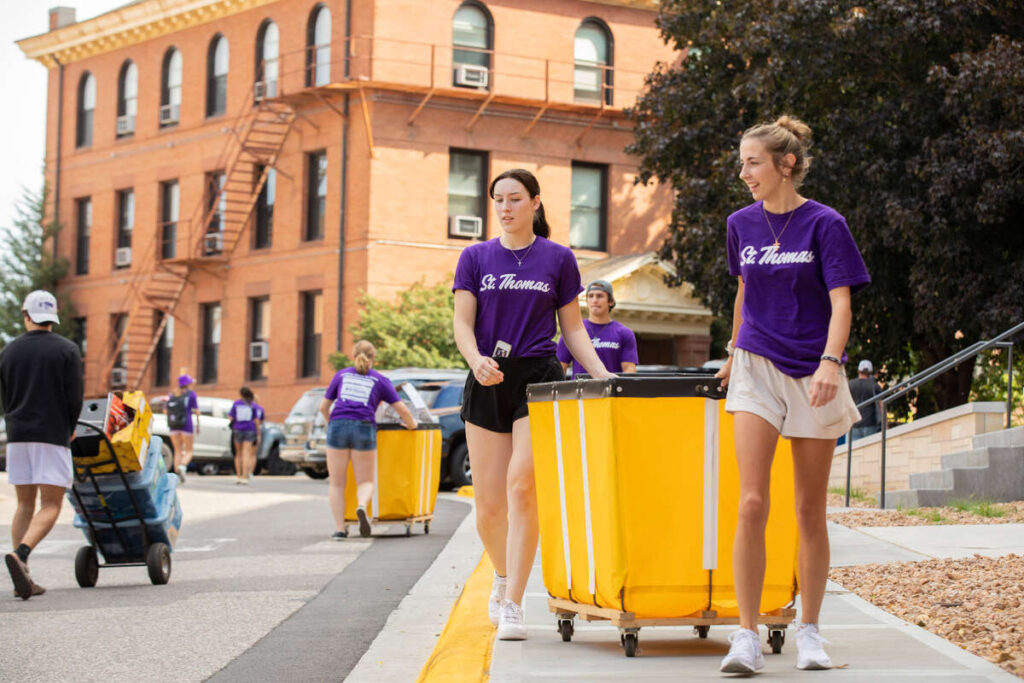 Sully's Crew helps students move into residence halls. Liam James Doyle/University of St. Thomas