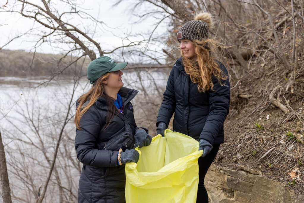 Students participating in cleaning up the Mississippi River as a part of Earth Day. Brandon Woller/University of St. Thomas