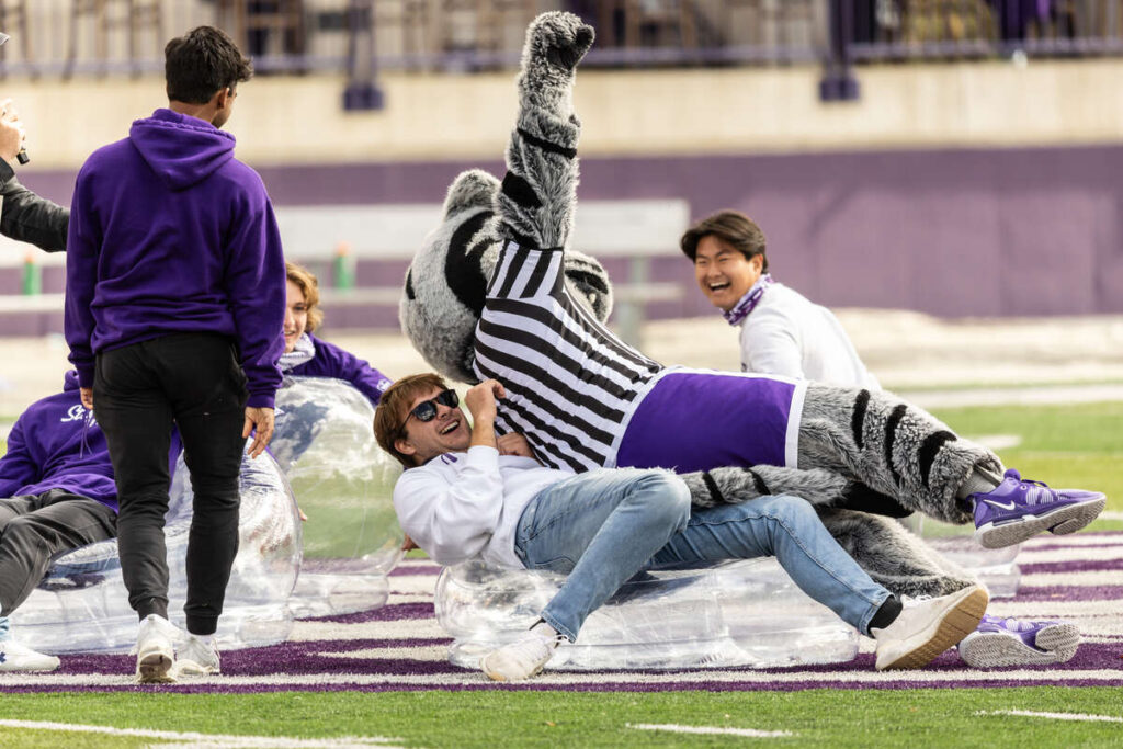 Students and Tommie the mascot.