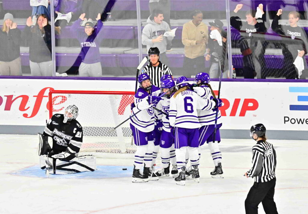 St. Thomas women's hockey huddle after scoring a goal