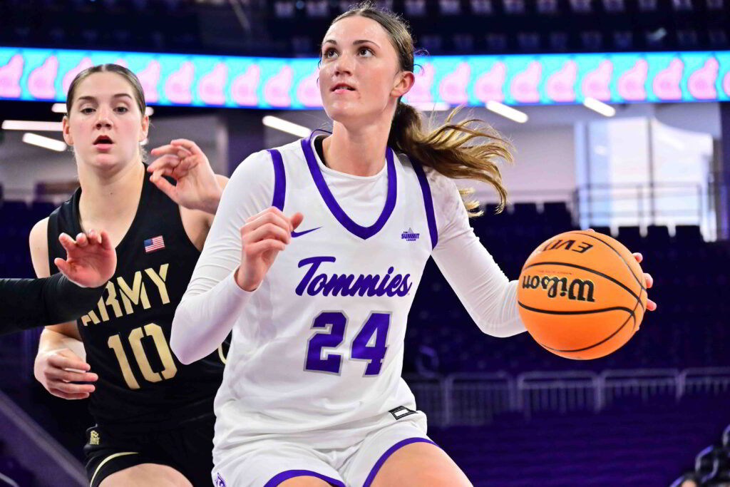 Alyssa Sand dribbling the basketball