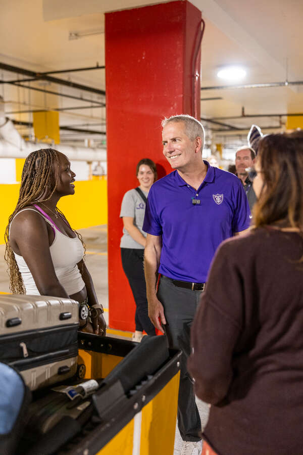 President Vischer and Karen Lange welcome students into the residence halls on move-in day on August 27, 2025 in St. Paul.