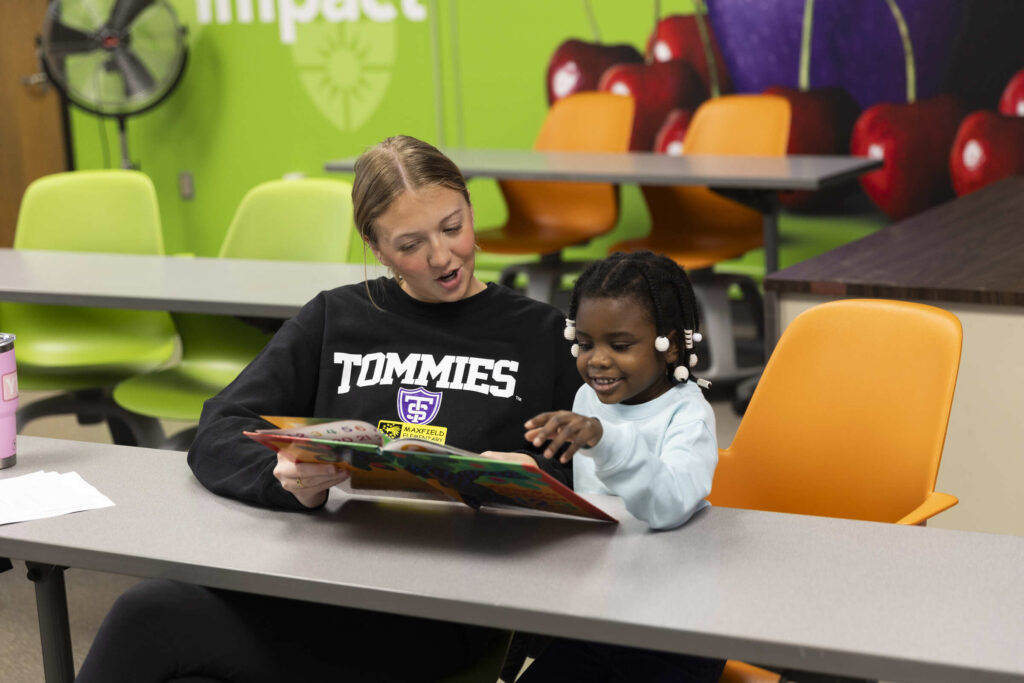 Tommie student mentors Maxfield Elementary student