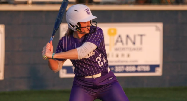 Tommie softball athlete ready to swing at the plate.