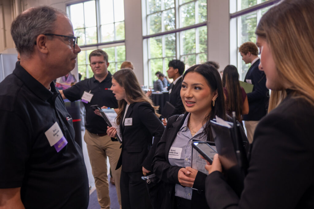 Marari Gordillo Cruz speaks with 3M rep Marc Grossman '97, '05 MBA.